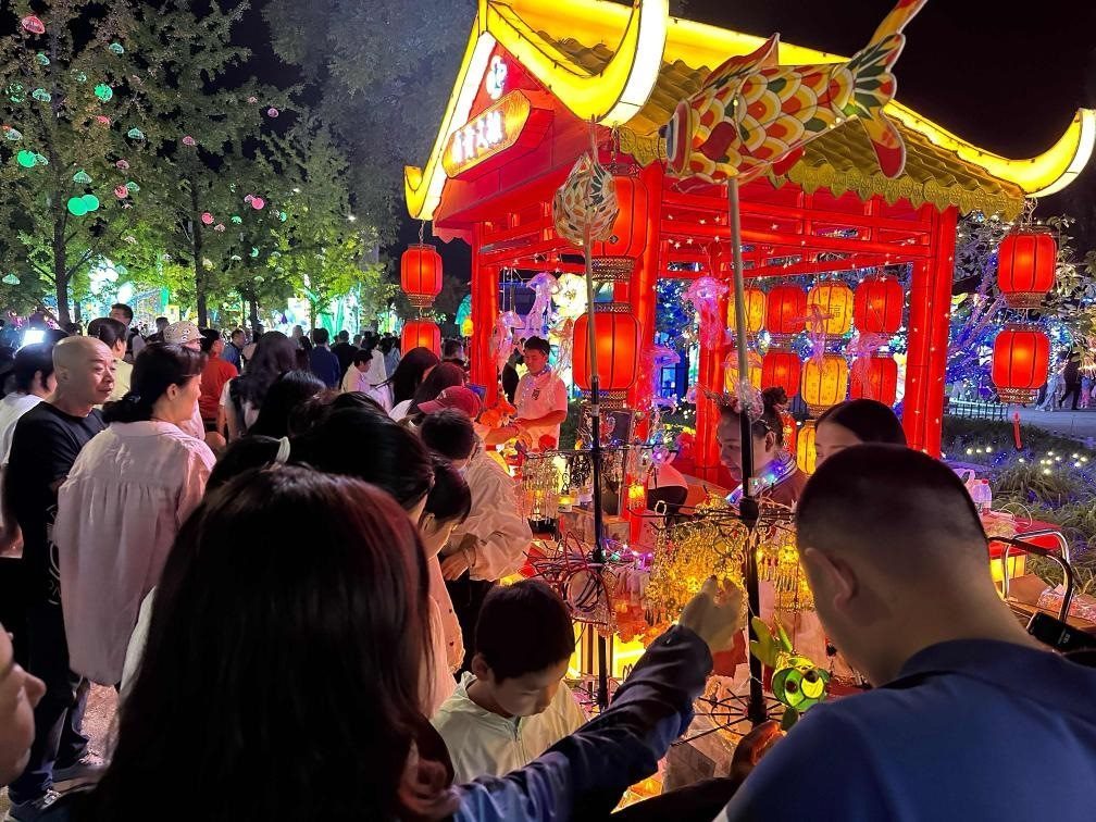 市民游客在2024年北京中秋國慶彩燈游園會上選購特色文創(chuàng)商品。新華社記者楊淑君 攝