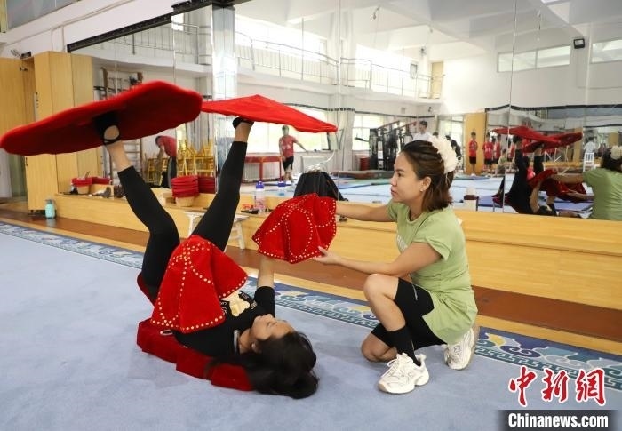 9月13日，來自老撾的紅姆(右)指導(dǎo)學(xué)員雜技動(dòng)作。 馬天龍 攝