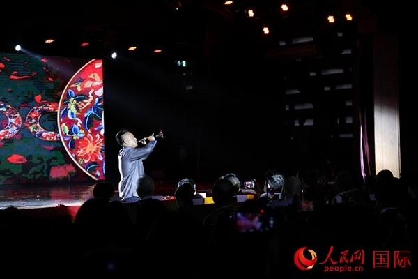 演出現(xiàn)場，演員帶來嗩吶獨(dú)奏《看秧歌》。人民網(wǎng)記者 楊一攝