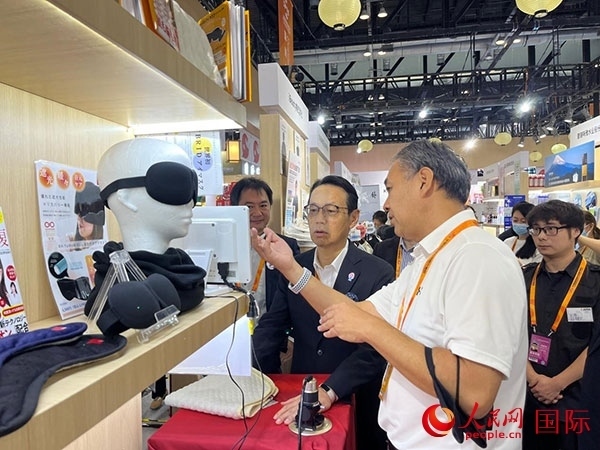 日本駐華大使金杉憲治（左二）參觀2024年服貿(mào)會(huì)日本館。人民網(wǎng)記者 盛楚宜攝