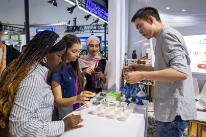 觀眾正在品嘗伊朗的藏紅花茶。人民網(wǎng)記者 翁奇羽攝