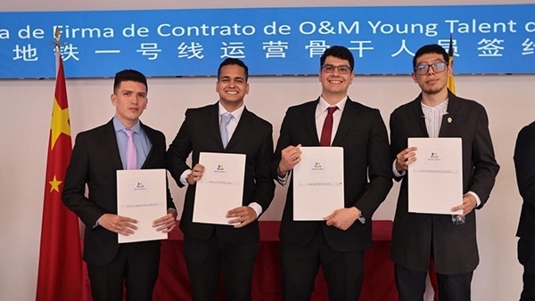 當(dāng)?shù)貢r(shí)間9月13日，40名哥倫比亞青年與中企承建運(yùn)營(yíng)的波哥大地鐵一號(hào)線項(xiàng)目簽約，不久將前往中國(guó)進(jìn)行為期15個(gè)月的專(zhuān)業(yè)地鐵知識(shí)培訓(xùn)。圖為部分學(xué)員在簽約儀式上展示所簽的協(xié)議。 波哥大地鐵一號(hào)線項(xiàng)目供圖