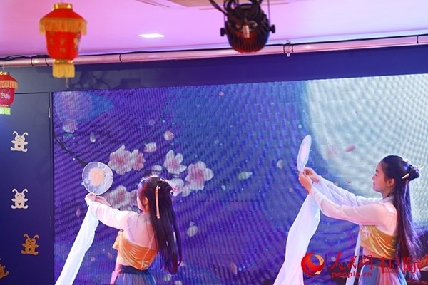 巴西華僑華人表演舞蹈《千里共嬋娟》。人民網記者 陳海琪攝