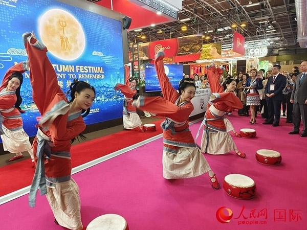 “你好！中國(guó)”展臺(tái)開幕式上的中國(guó)傳統(tǒng)舞蹈表演。人民網(wǎng)記者 尚凱元攝