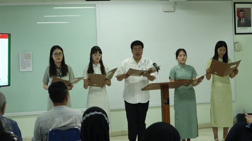 阿拉扎大學孔子學院志愿者教師表演詩朗誦?；顒又鬓k方供圖