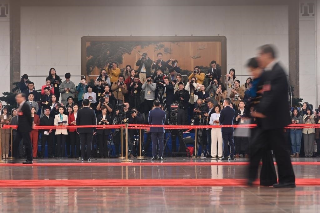 2024年3月10日，全國(guó)政協(xié)十四屆二次會(huì)議第三場(chǎng)“委員通道”集體采訪活動(dòng)在北京人民大會(huì)堂舉行。新華社記者 宋為偉 攝