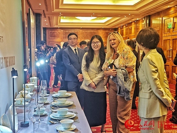 英國觀眾參觀“景德鎮(zhèn)制”區(qū)域品牌新品。人民網(wǎng)記者 邢雪攝