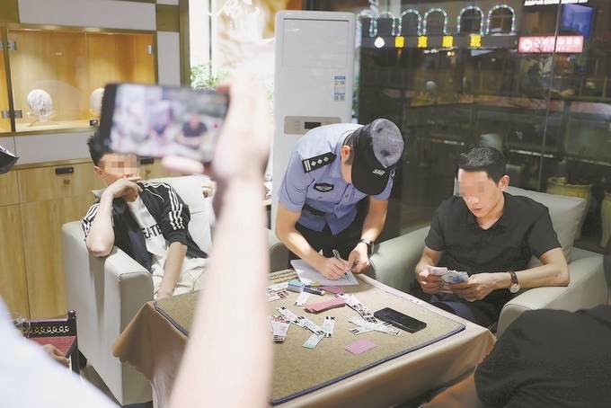 9月7日，云南省昆明市公安機(jī)關(guān)對棋牌室開展檢查。
