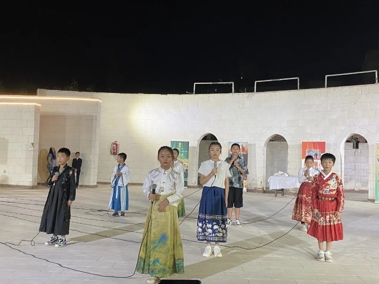 東方藝術(shù)文化館小朋友的詩(shī)朗誦表演。開(kāi)羅中國(guó)文化中心供圖