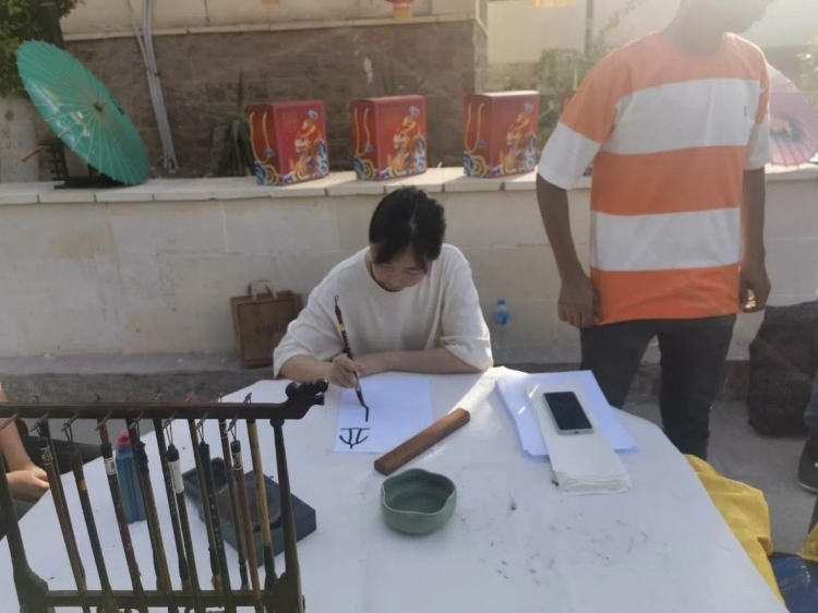 開(kāi)羅文化中心漢語(yǔ)教師表演中國(guó)書(shū)法。開(kāi)羅中國(guó)文化中心供圖