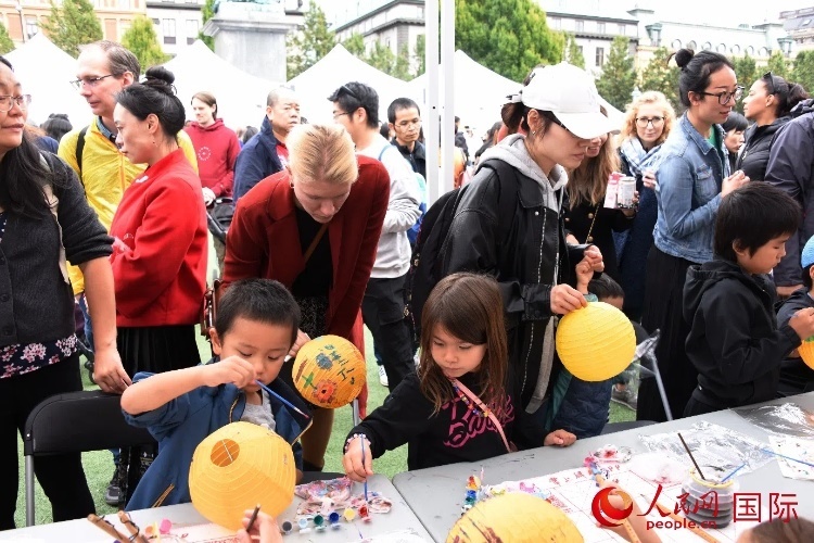 小朋友參加燈籠繪畫體驗(yàn)。人民網(wǎng)記者 殷淼攝