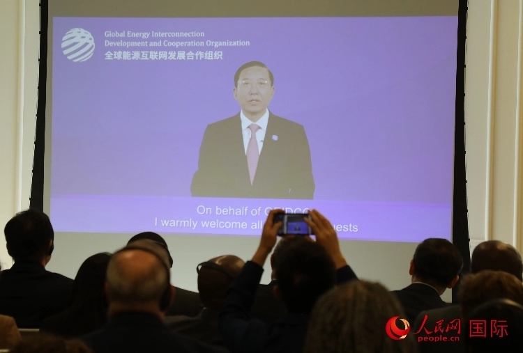 全球能源互聯(lián)網(wǎng)發(fā)展合作組織主席、中國(guó)電力企業(yè)聯(lián)合會(huì)理事長(zhǎng)辛保安通過(guò)視頻方式致辭。人民網(wǎng)記者 李志偉攝