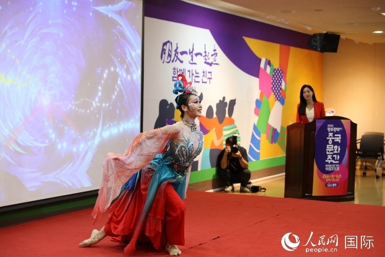 中國演員在中國文化周開幕式上表演舞蹈。人民網(wǎng)記者 莽九晨攝