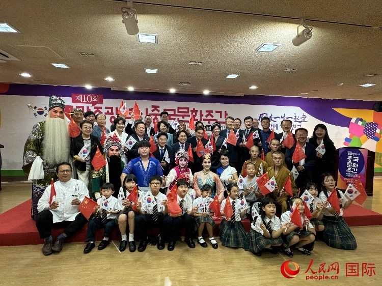 中韓雙方嘉賓和演員在中國文化周開幕式上合影留念。人民網(wǎng)記者 莽九晨攝