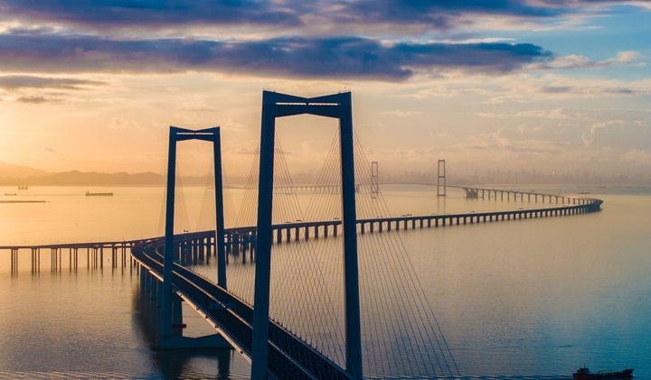 2024年6月27日，沐浴在晨曦中的深中通道（無人機照片）。新華社記者毛思倩 攝