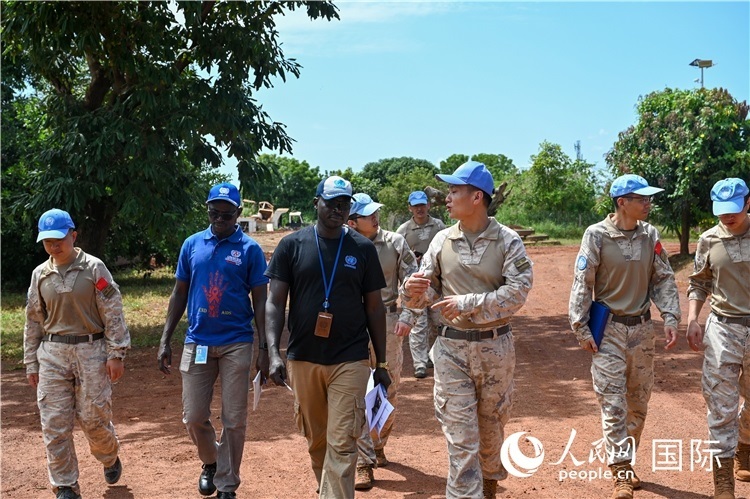 圖2 檢查組實(shí)地查驗(yàn)。孫千攝