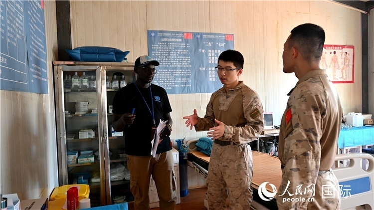 圖4 介紹醫(yī)療設(shè)施。孫千攝