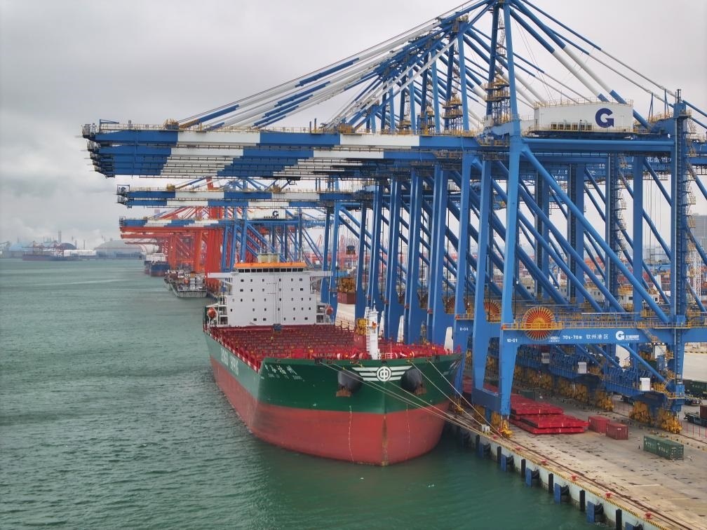 2月23日拍攝的廣西北部灣港欽州港區(qū)的碼頭堆場(chǎng)（無(wú)人機(jī)照片）。新華社記者 周華 攝