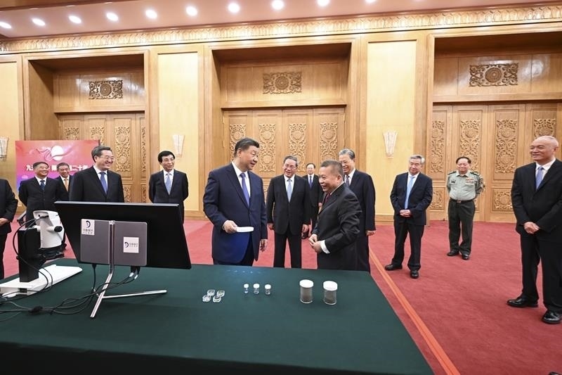 △2024年9月23日，習近平總書記等參觀月球樣品和探月工程成果展覽。