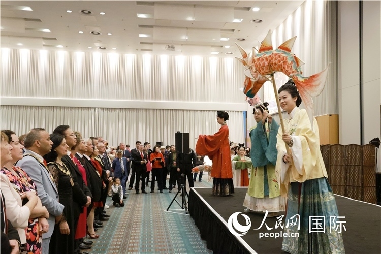 2、留學(xué)生表演了漢服展示《絲路霓裳》。邢雪攝