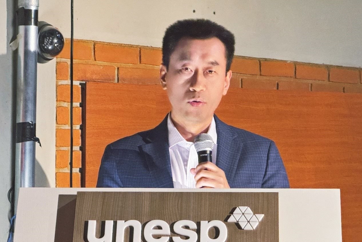 中國駐圣保羅總領(lǐng)事館副總領(lǐng)事田玉震在活動中致辭。圣保羅州立大學(xué)孔子學(xué)院供圖