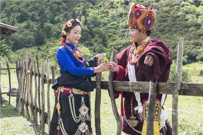 康定情歌（木格措）風(fēng)景區(qū)中的一對年輕人。林革文攝