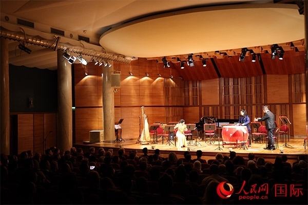 中國歌劇舞劇院的音樂家表演京劇曲牌《夜深沉》。人民網(wǎng)記者 禹麗敏攝