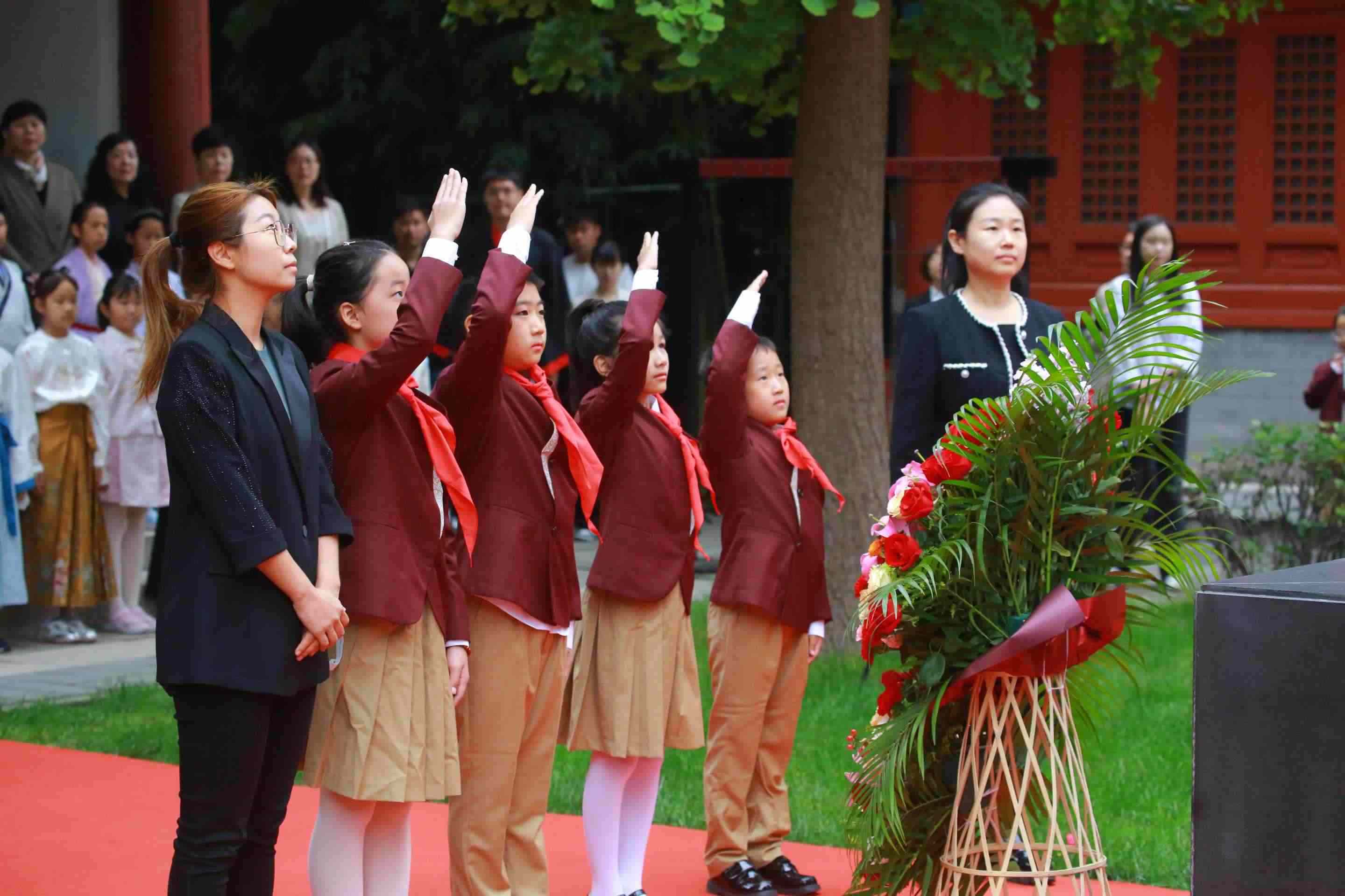 少先隊(duì)員敬獻(xiàn)花籃。校方供圖