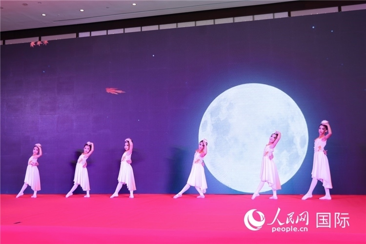 中國(guó)青少年歌舞表演。人民網(wǎng)記者任皓宇攝