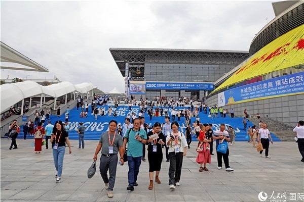 第二十一屆東博會展館外，參觀者步行離場。人民網(wǎng)記者趙益普攝