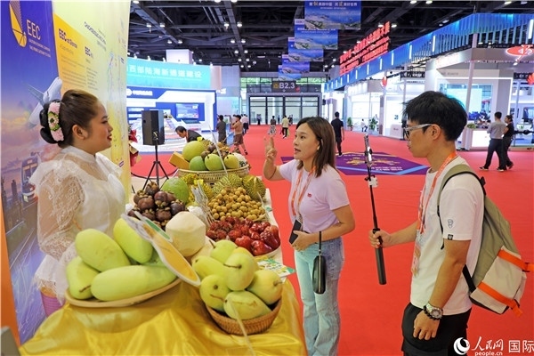 在東博會泰國展區(qū)，參觀者在向泰方工作人員了解泰國水果情況。人民網(wǎng)記者趙益普攝