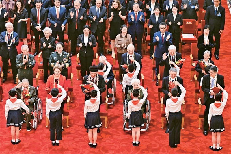 2024年9月29日，中華人民共和國(guó)國(guó)家勛章和國(guó)家榮譽(yù)稱號(hào)頒授儀式在北京人民大會(huì)堂隆重舉行。圖為少先隊(duì)員向國(guó)家勛章和國(guó)家榮譽(yù)稱號(hào)獲得者敬禮致意。 新華社記者 岳月偉/攝