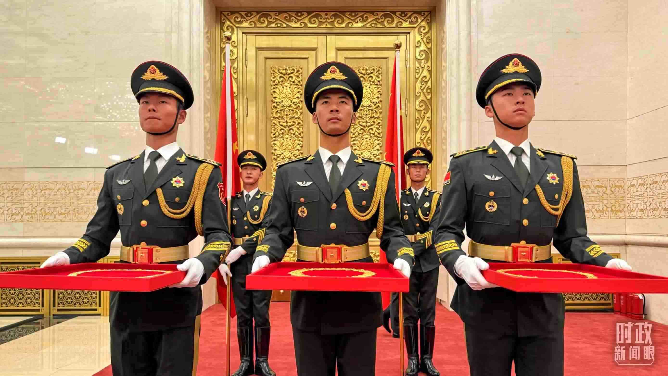 禮兵手捧共和國勛章、友誼勛章和國家榮譽稱號獎?wù)隆＃偱_央視記者李增仁拍攝）