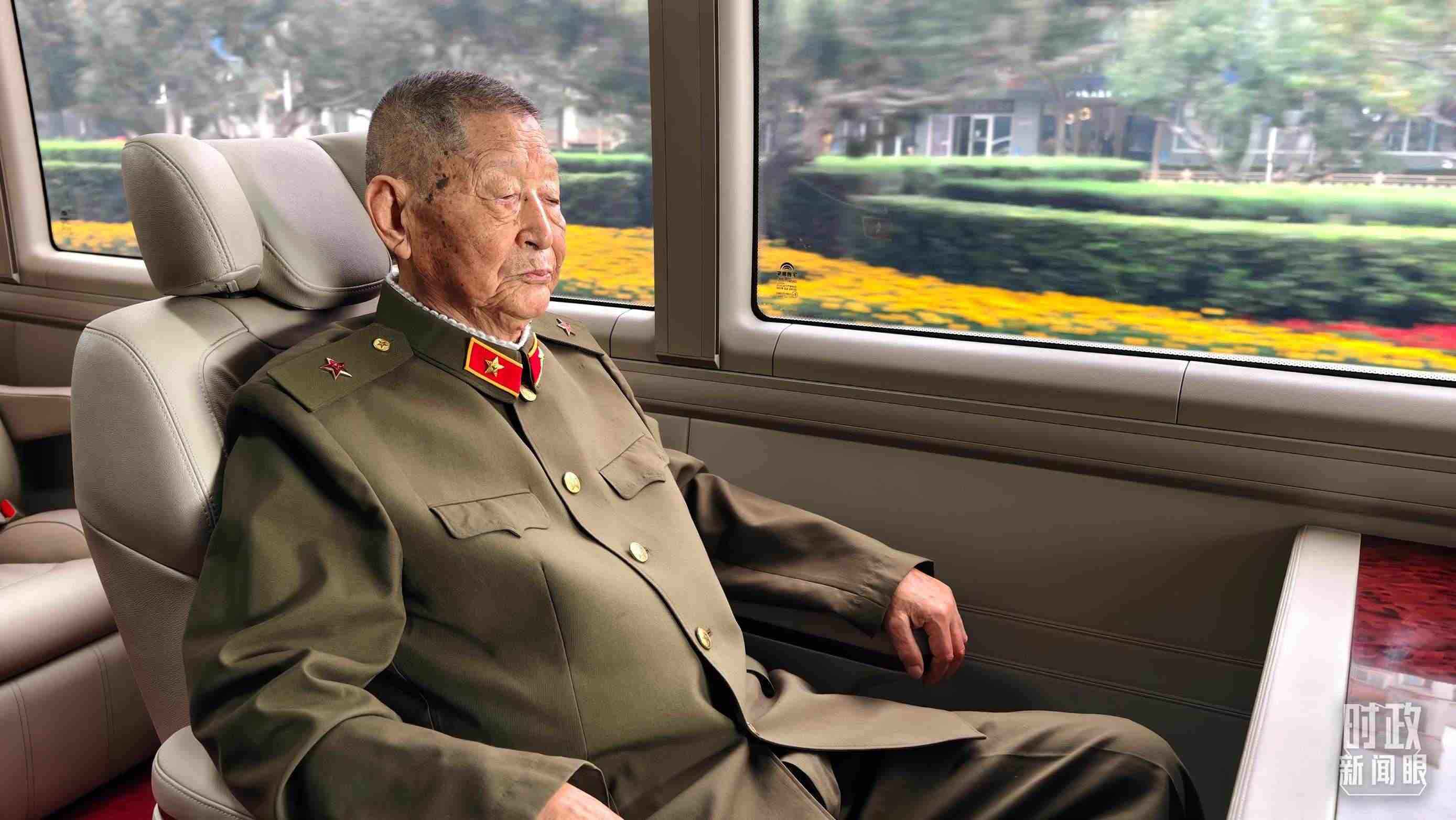 “共和國勛章”獲得者黃宗德乘坐禮賓車前往人民大會堂。（總臺央視記者胡瑋拍攝）