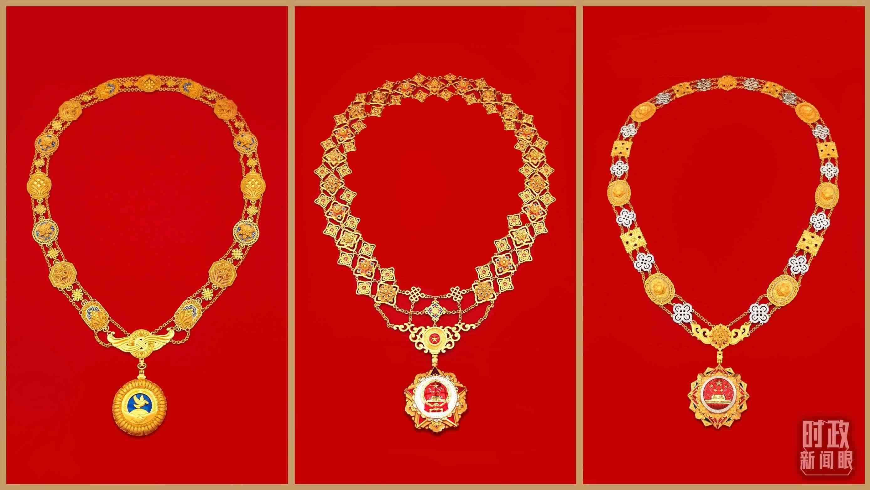 “共和國勛章”（中）、“友誼勛章”（左）和國家榮譽稱號獎?wù)拢ㄓ遥?。（總臺央視記者郭鴻、鄂介甫拍攝）