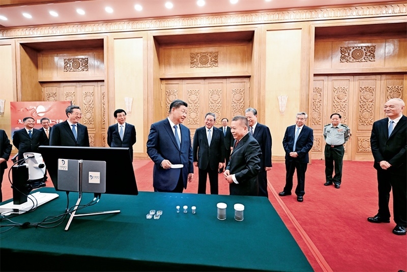 2024年9月23日，黨和國家領(lǐng)導(dǎo)人習(xí)近平、李強、趙樂際、王滬寧、蔡奇、丁薛祥、李希等在人民大會堂接見探月工程嫦娥六號任務(wù)參研參試人員代表并參觀月球樣品和探月工程成果展覽。這是習(xí)近平等參觀月球樣品和探月工程成果展覽。 新華社記者 謝環(huán)馳/攝