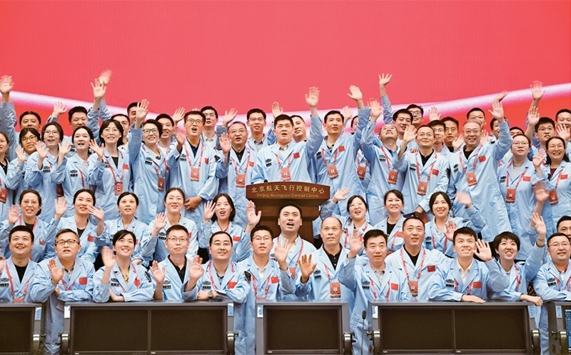 嫦娥六號(hào)完成了人類歷史上首次月球背面采樣，突破了多項(xiàng)關(guān)鍵技術(shù)，是我國(guó)建設(shè)航天強(qiáng)國(guó)、科技強(qiáng)國(guó)取得的又一標(biāo)志性成果，是我國(guó)探月工程的重要里程碑。圖為2024年6月25日，嫦娥六號(hào)任務(wù)圓滿成功后，工作人員在北京航天飛行控制中心合影。 新華社記者 金良快/攝