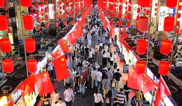 國慶臨近，河南省洛陽市老城歷史文化街區(qū)裝扮一新，國旗招展，處處洋溢著濃厚的國慶節(jié)日氛圍。來源：人民圖片網(wǎng)