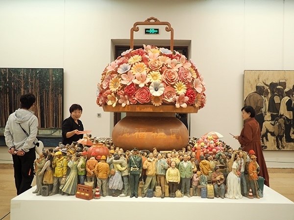 2024年9月28日，觀眾在中國美術(shù)館參觀“慶祝中華人民共和國成立75周年——第十四屆全國美術(shù)作品展覽進(jìn)京作品展”。杜建坡攝。來源：人民圖片網(wǎng)