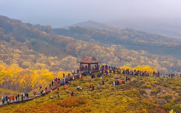2024年9月27日，內(nèi)蒙古自治區(qū)赤峰市克什克騰旗烏蘭布統(tǒng)景區(qū)層林盡染，游人如織，風(fēng)光如畫。來源：人民圖片網(wǎng)