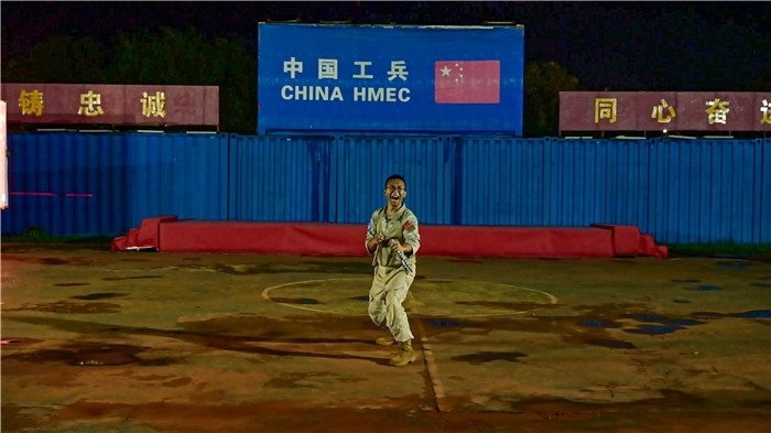 官兵帶來精彩的雙節(jié)棍表演。馬騫攝