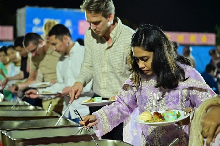 外國友人品嘗中國美食。馬騫攝