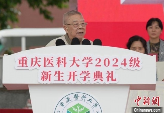 圖為陳宏礎(chǔ)教授為新生帶來“開學第一課”。中新網(wǎng)記者 周毅 攝