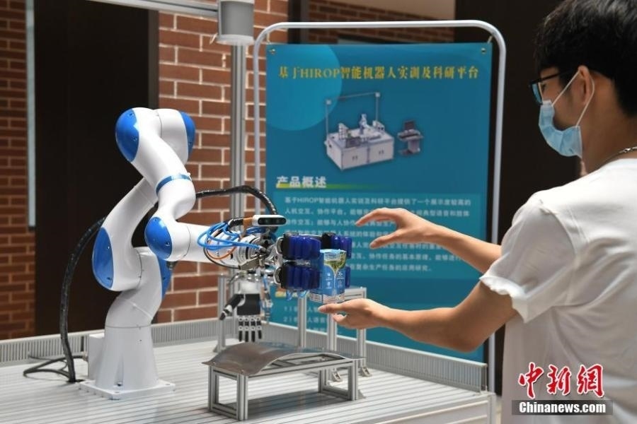  資料圖：高校為學(xué)生打造先進(jìn)科研平臺。中新社記者 陳楚紅 攝