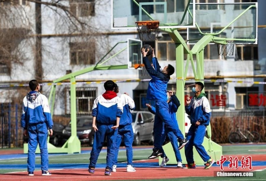 資料圖：初中生在課間休息時打籃球。中新社記者 劉新 攝