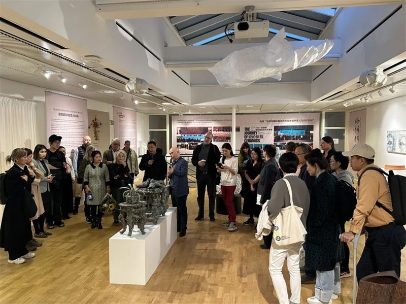 景德鎮(zhèn)陶瓷大學(xué)副校長(zhǎng)呂品昌教授給觀眾做專場(chǎng)導(dǎo)覽。 斯德哥爾摩中國(guó)文化中心供圖