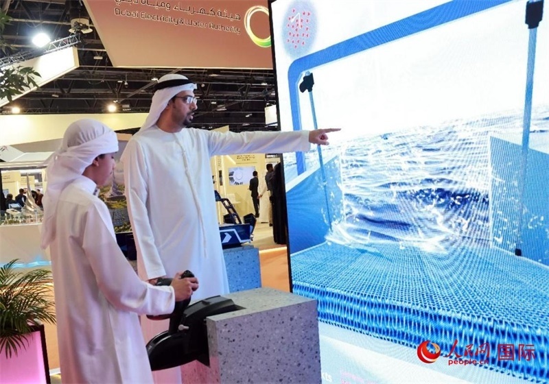 一名兒童在模擬操作船舶，撿拾海洋垃圾。人民網(wǎng)記者管克江攝