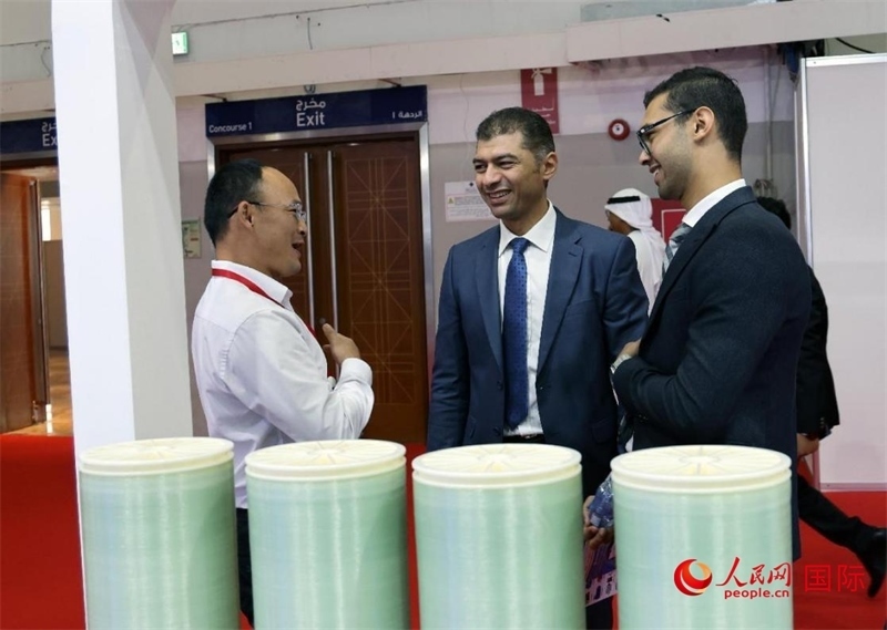 中外參展商交流。人民網(wǎng)記者管克江攝