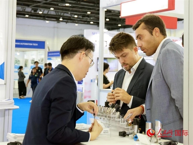中外展商交流。人民網(wǎng)記者管克江攝