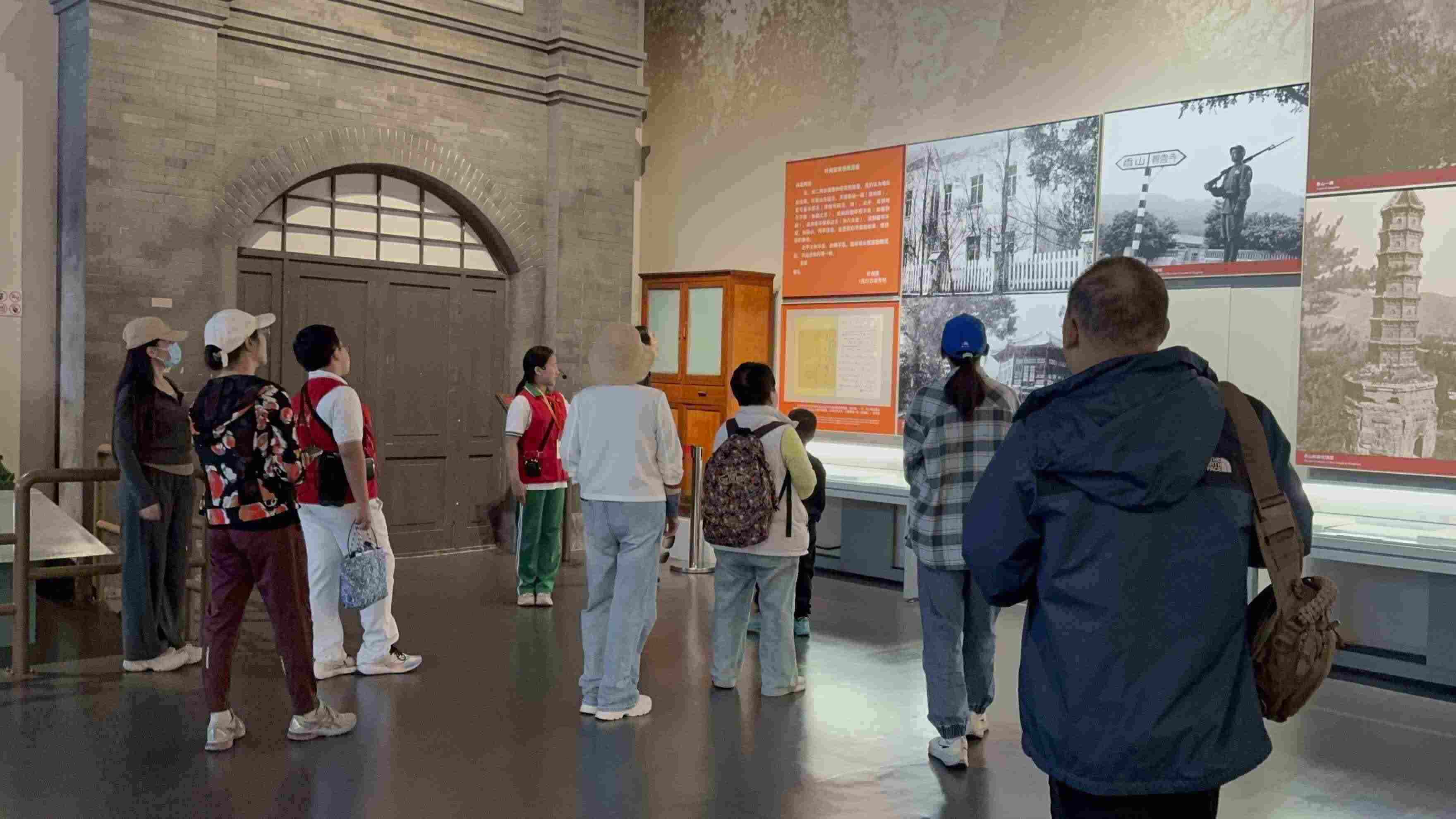 10月4日，北京香山革命紀念館內(nèi)，一名“紅領巾志愿者”正在為參觀者講解。人民網(wǎng)記者 劉微攝